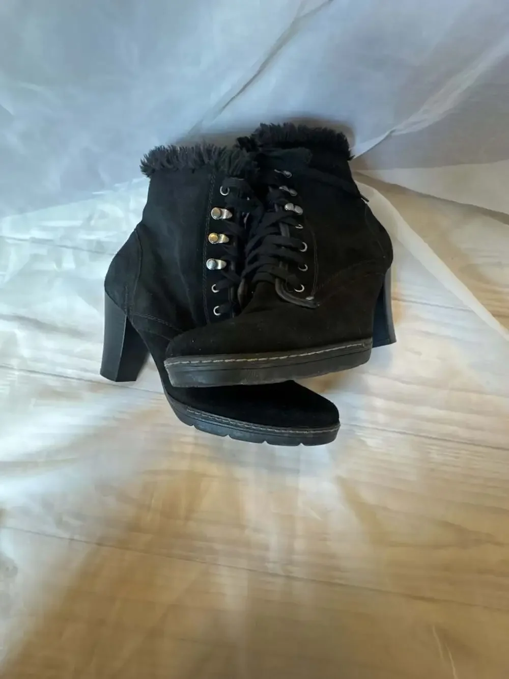 Blondo AquaProtect B4778-31 Women's Black Suede Lace-Up Ankle Boots with Faux Fu
